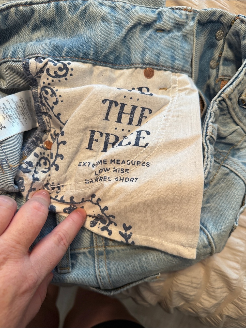 Free people extreme measures low rise barrel denim shorts size 29 - Picture 5 of 10